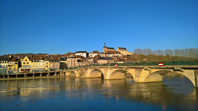 Joigny &agrave; la lumi&egrave;re du soleil couchant d'hiver
