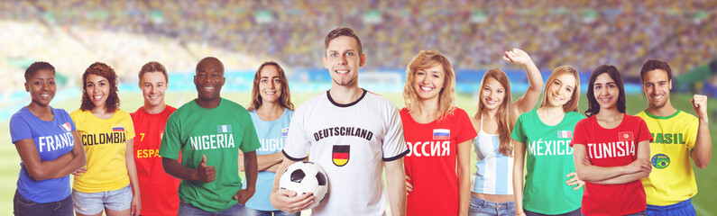 Fussball Fan aus Deutschland im Stadion mit Gruppe internationaler Fans