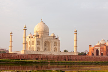 Obraz premium View to Taj Mahal across Yamuna river, Agra, India