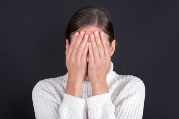 Frau mit Händen vor dem Gesicht