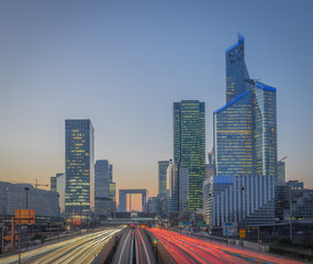 Fototapeta na wymiar Vue des tours et de l'Arche de la Défense depuis le pont de Neuilly