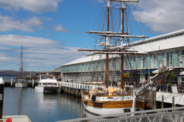 Fototapeta na wymiar Segelschiff im Hafen von Hobart