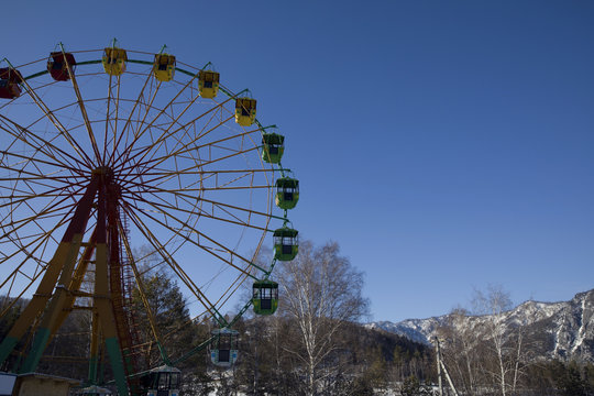 Ferris wheel near mountains