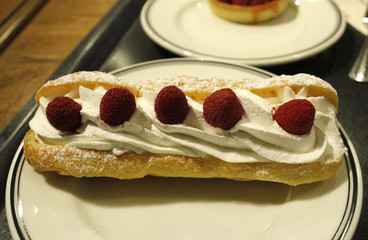 заварное пирожное с белым кремом и малиной