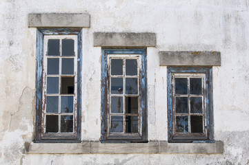Fototapeta na wymiar Janelas de edifícios abandonados