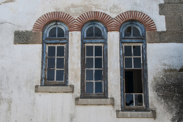 Fototapeta na wymiar Janelas de edifícios abandonados