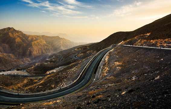 Fototapeta Jabal Jais mountain road at sunset. The highest mountain in the