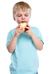 Kind Junge blond Apfel Obst Früchte essen Herbst gesunde Ernährung Hochformat isoliert Freisteller freigestellt