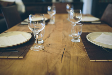 Set dinner table