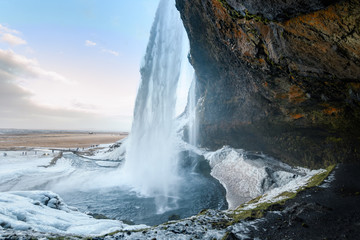 Fototapeta premium za wodospadem seljalandsfoss w Islandii