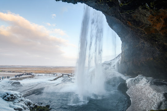 Fototapeta behind seljalandsfoss waterfall in Iceland