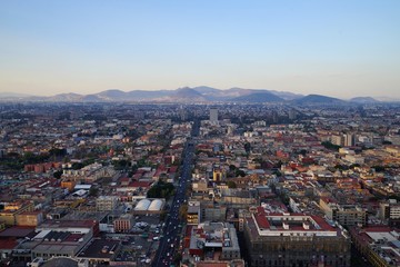 Obraz premium Lotnicze Mexico City widok z gór w tle - bezchmurne niebo