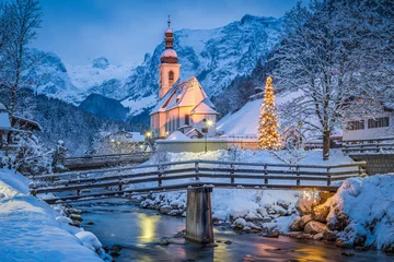 Fototapeten Kirche von Ramsau in der Winterdämmerung, Bayern, Deutschland © JFL Photography