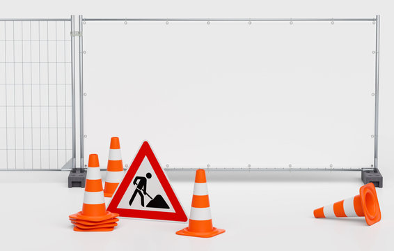Gruppe von Pylone Pylonen Verkehrsh&uuml;tchen Leitkegeln mit Baustellenschild vor Mobilzaun Bauzaun mit wei&szlig;em unbedruckten Banner