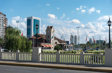 Vista de la ciudad desde un puente