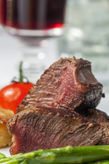 Rindersteak und grüner Spargel auf einem Teller