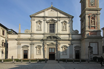 Fototapeta na wymiar basilica di Santo Stefano Maggiore a Milano: vista frontale della facciata