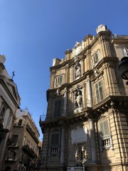 Fototapeta na wymiar Uno dei palazzi dei quattro canti, Palermo, Sicilia