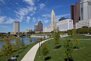 Obraz premium Columbus, Ohio was built along the Scioto River in the downtown district. The Scioto Mile includes a path for recreation in this urban riverfront setting.