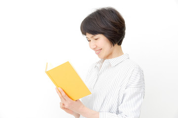 女性　ミドルエイジ　読書