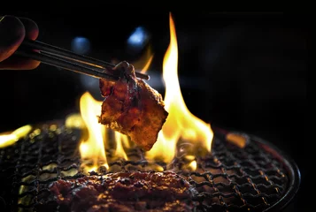 Deurstickers kookgrill varkensvlees plak op ijzeren net met hete kolen © Yanukit