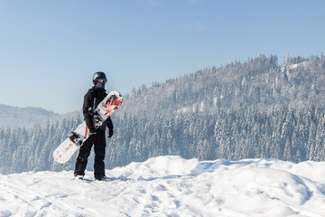 Fototapeta na wymiar Мужчина со сноубордом. Сноубордист