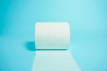 Toilet paper　転がっているトイレットペーパー　水色背景