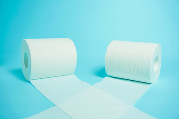 Toilet paper　転がっているトイレットペーパー　水色背景