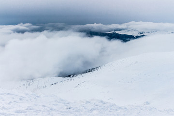 Fototapeta na wymiar Горы зимой с облаками