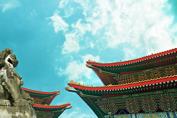 Fototapeta premium Chinese traditional ancient building eaves and stone lion