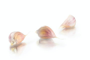 Obraz na płótnie Canvas fresh nice garlic cloves with reflection