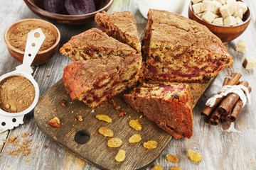 Beetroot pie with raisins