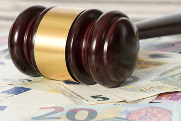 Ein Richterhammer oder Auktionshammer und Euro Geldscheine
