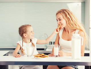 Obraz na płótnie Canvas Child with mother drinking milk