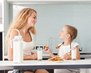 Child with mother drinking milk