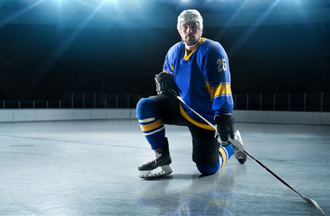 Obraz premium Ice hockey players on the grand ice arena