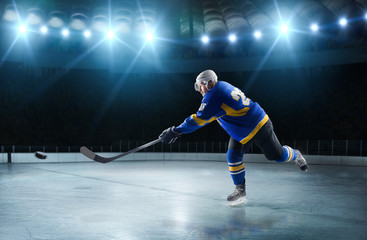 Obraz premium Ice hockey players on the grand ice arena