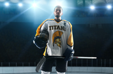 Obraz premium Ice hockey players on the grand ice arena