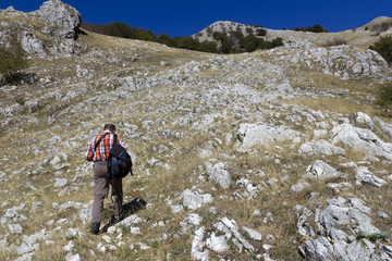 Obraz premium hiker on mountain trail matese gallinola miletto