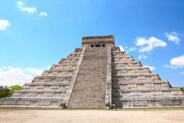 Fototapeta premium Ancient Mayan pyramid (Kukulcan Temple), Chichen Itza, Yucatan, Mexico