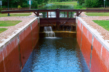 Gateway hydraulic. Hydraulic structure to adjust the water level in the channel.