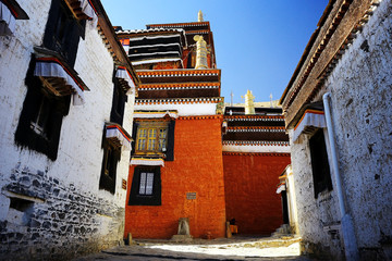 ancient doors in tibet