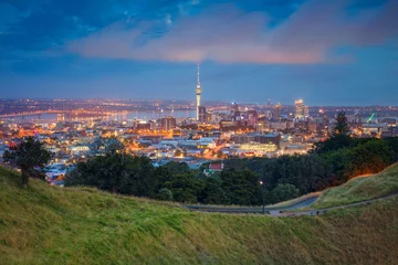 Rolgordijnen Auckland. Stadsbeeld van de skyline van Auckland, Nieuw-Zeeland, genomen vanaf de berg Eden bij dageraad. © rudi1976