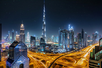 Naklejka premium Widok na panoramę Dubaju w nocy z rozgwieżdżonym niebem