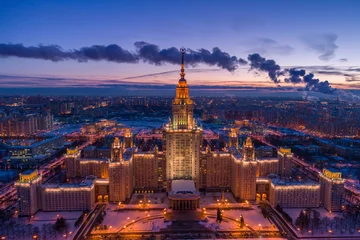 Zelfklevend Fotobehang Verlichte Staatsuniversiteit van Moskou op Frosty Winter Evening. Luchtfoto. © mzabarovsky