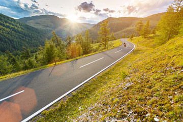 Fototapeta premium Kierowca motocykla na autostradzie alpejskiej, Nockalmstrasse, Austria, Europa.