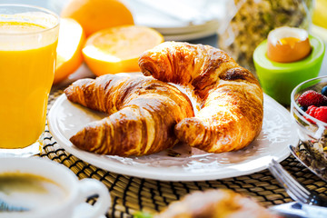 Frische Croissant auf einem Frühstückstisch