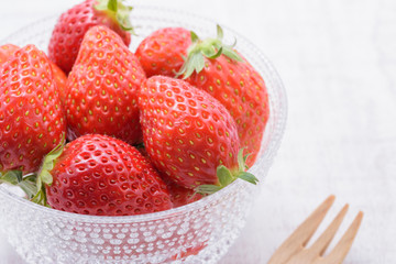 新鮮なイチゴと白い背景