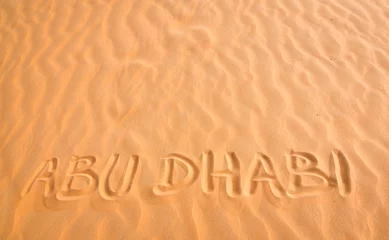 Fototapeten Abu Dhabi handgeschriebener Text im Wüstensand. © Nancy Pauwels