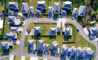 Wandcirkels plexiglas Photo aérienne de maisons dans un quartier résidentiel de Sautron, France © altitudedrone